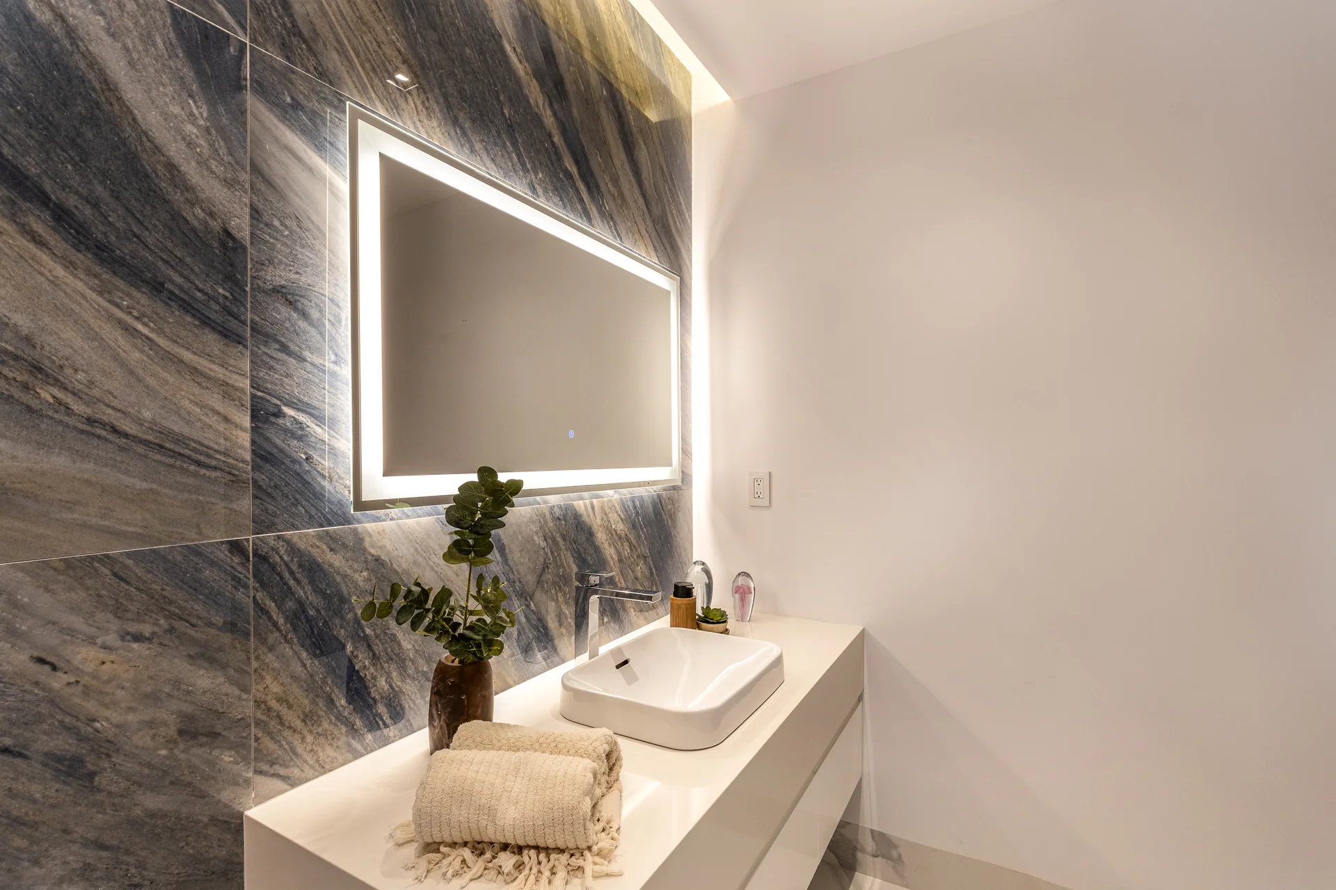 OCEANA model residence powder room