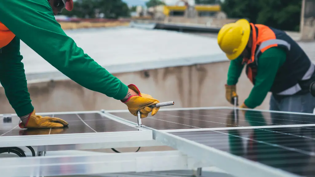 dos personas instalando paneles solares