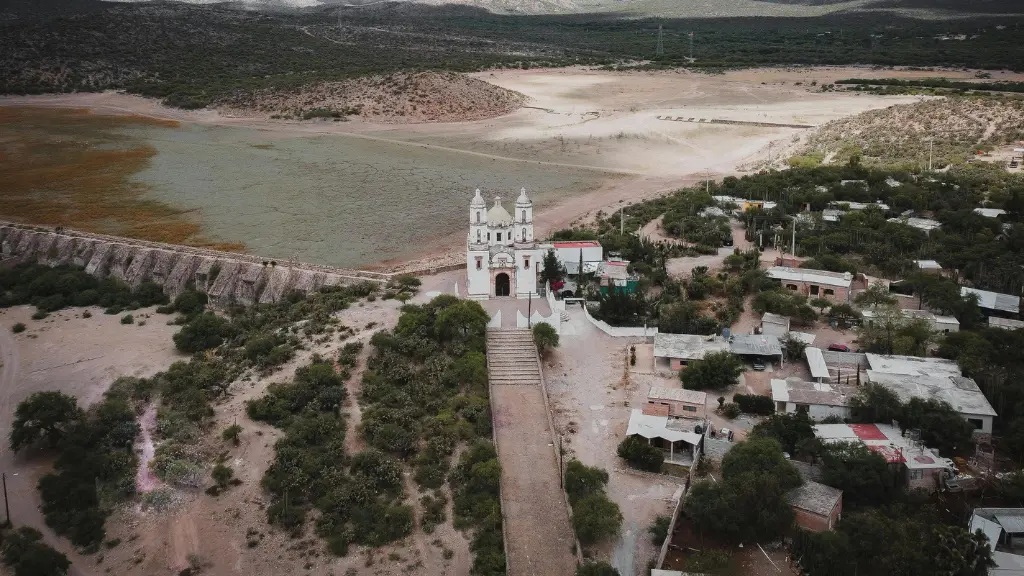 Vista aérea de una iglesia junto a un lago y árboles en San Luis de Potosí