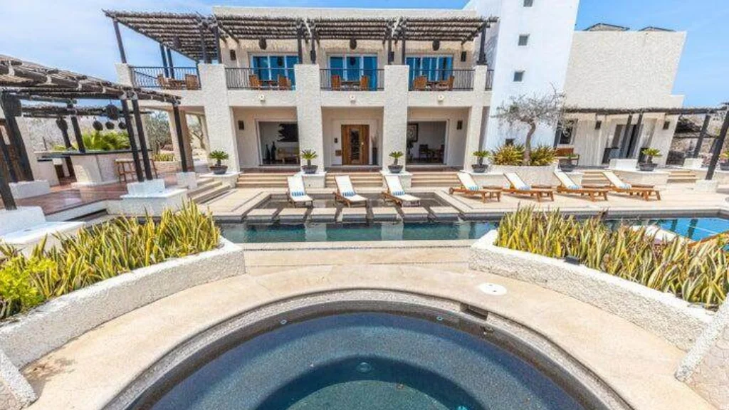 vacation spot in Prana del Mar with a swimming pool.