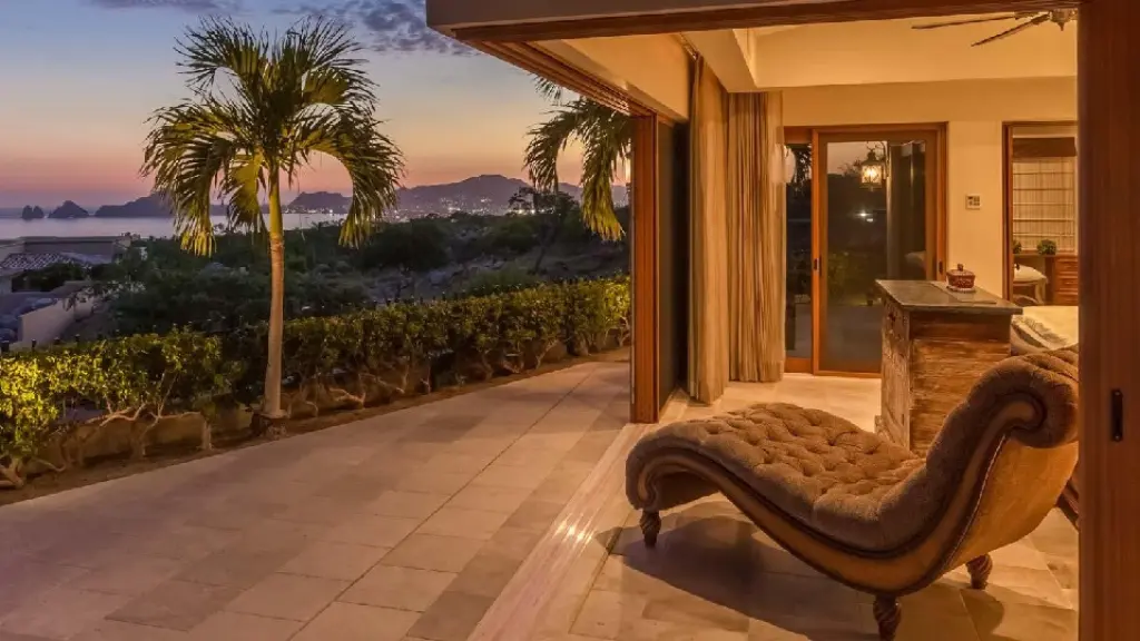 Propiedad en la playa, se ve un asiento y una palmera