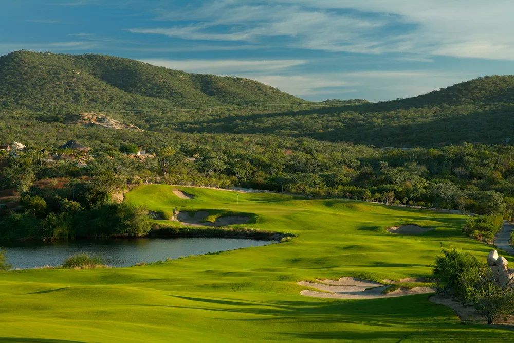 Jack Nicklaus Signature golf course Hole 9 in Puerto Los Cabos featuring strategic water hazards and bunkers