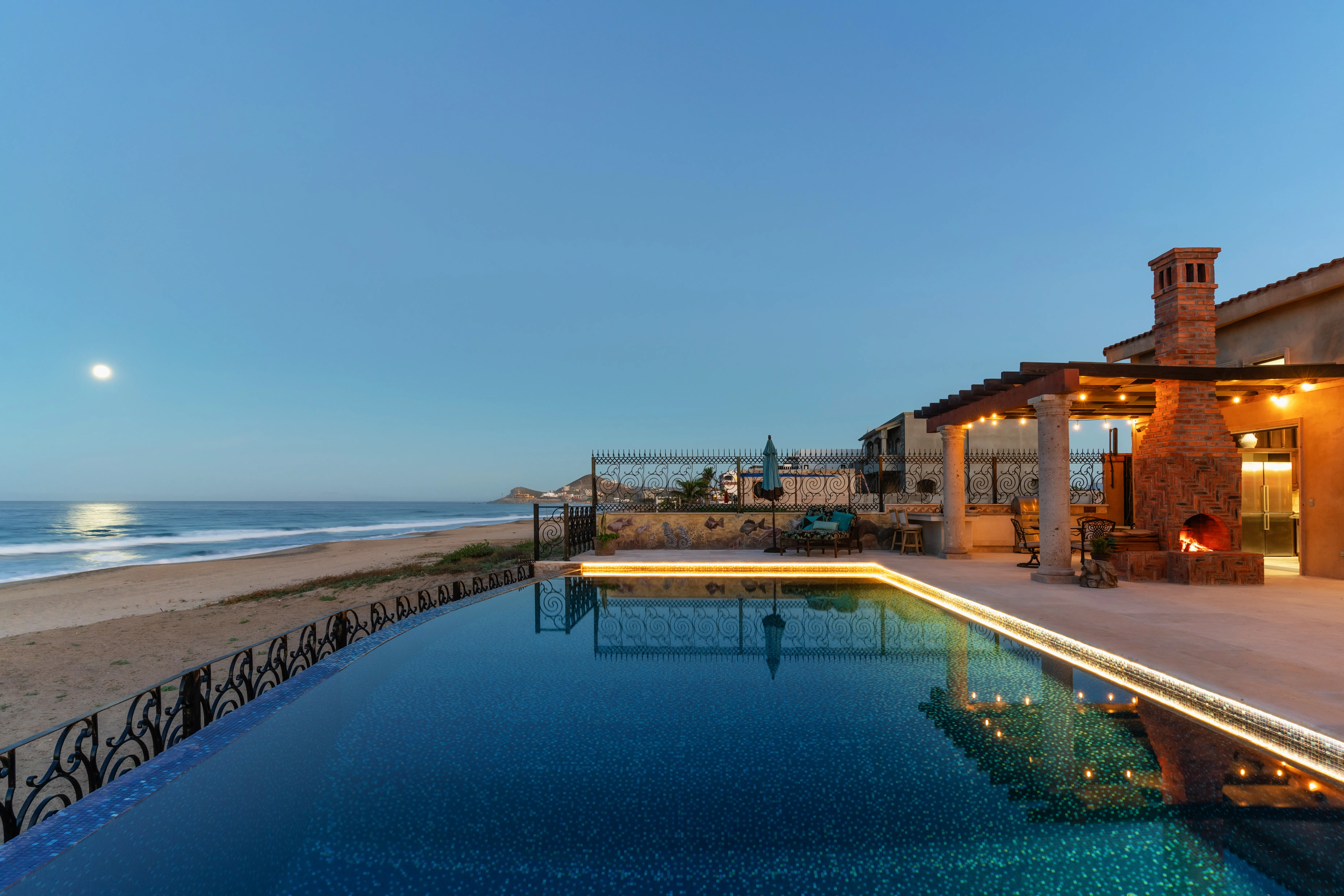 Long uninterrupted coastline and low-density luxury homes in Baja California Sur.